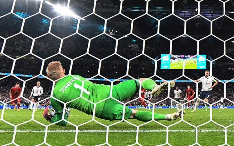 UEFA Selidiki Sinar Laser ke Arah Kiper Denmark Kasper Schmeichel