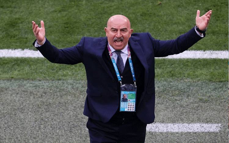 Pelatih Rusia Stanislav Cherchesov ketika dalam pertandingan faser grup EURO antara Finlandia dan Rusia di Stadion Saint Petersburg di Saint Petersburg pada 16 Juni 2021. (AFP/ANTON VAGANOV)