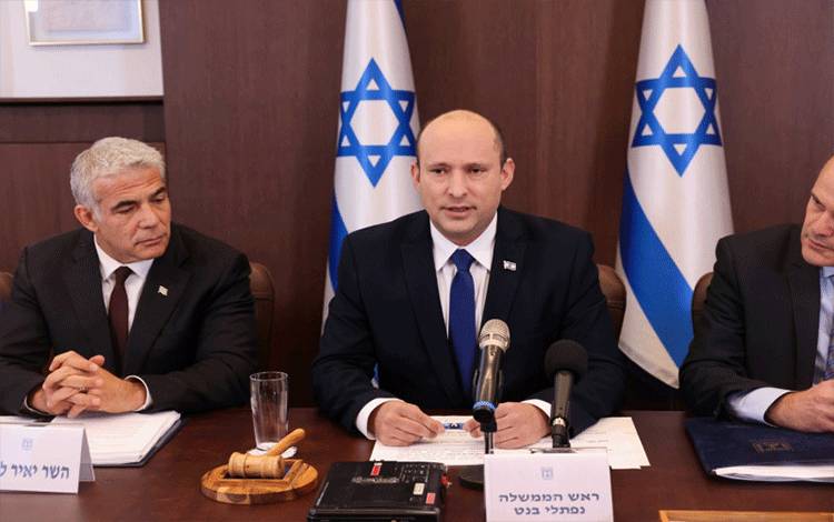 Perdana Menteri Israel Naftali Bennett memimpin pertemuan kabinet mingguan pertama dalam pemerintahannya di Yerusalem, Minggu (20/6/2021). ANTARA FOTO/Emmanuel Dunand/Pool via REUTERS/hp/cfo