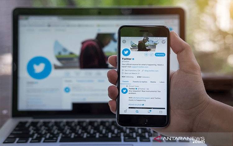 Ilustrasi - Orang yang memegang iPhone Apple baru dengan logo Twitter di layar. (ANTARA/Shutterstock/pri.)