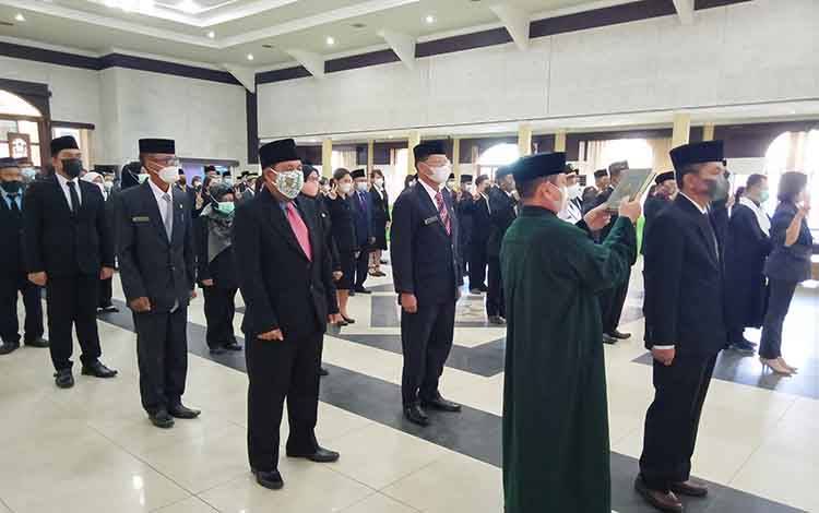 Pelantikan dan pengambilan sumpah janji 107 pejabat pimpinan tinggi pratama, pejabat administrator dan pejabat pengawas di lingkungan Pemkab Barito Timur