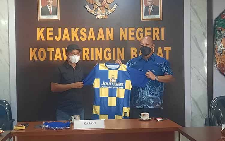 Dukung Semangat Berolahraga, Kejari Kobar Berikan Kaos Futsal kepada PWI