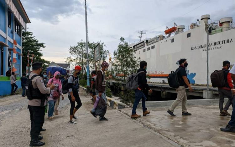 Keluar Kobar Jalur Laut dan Udara Wajib Tunjukkan Kartu Vaksin dan Surat Negatif Covid-19