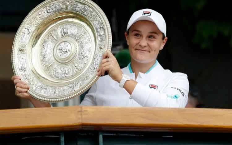 Petenis putri Australia Ashleigh Barty mengangkat trofi Wimbledon setelah memenangkan final turnamen Grand Slamd ini melawan petenis Republik Ceko Karolina Pliskova di All England Lawn Tennis and Croquet Club, London, Inggris, 10 Juli 2021. (REUTERS/Peter Nicholls)