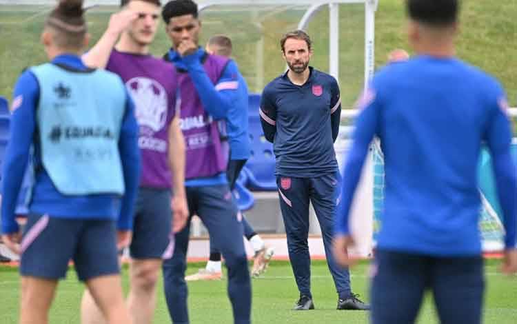 Pelatih timnas Inggris Gareth Southgate menatap pemain-pemainnya dalam sesi latihan di St George's Park di Burton-on-Trent, Inggris tengah, pada 10 Juli 2021 menjelang final UEFA EURO 2020 melawan Italia. (AFP/PAUL ELLIS)