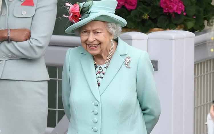 Ratu Inggris Elizabeth II saat menghadiri hari kelima pacuan kuda Royal Ascot di Ascot, London barat pada 19 Juni 2021. (Photo by DANIEL LEAL-OLIVAS / AFP)