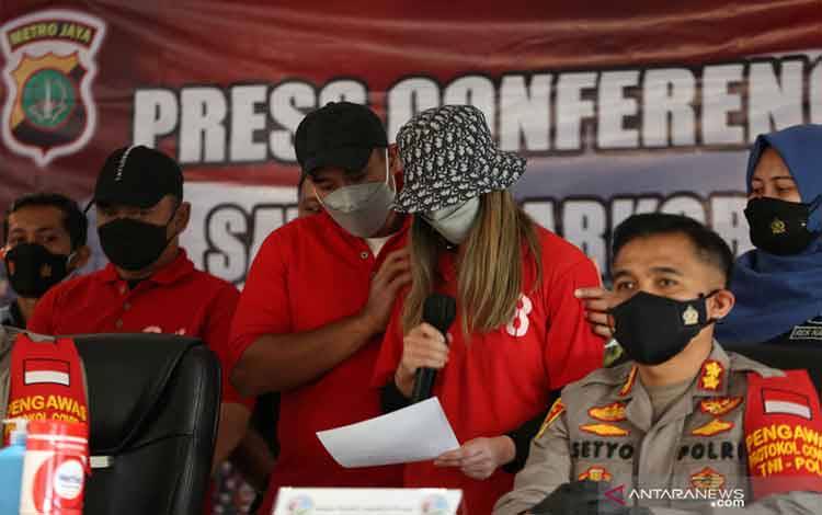 Tersangka kasus penyalahgunaan narkoba Nia Ramadhani (kedua kanan) dan Ardi Bakrie (ketiga kanan) menyampaikan permohonan maaf saat konferensi pers di Polres Jakarta Pusat, Sabtu (10/7/2021). ANTARA FOTO/Kilauan Dinanti/RIV/hp