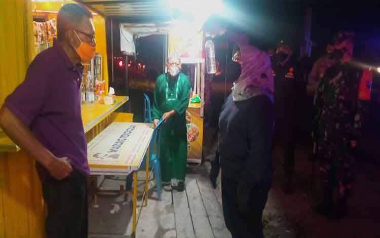 Bupati Kobar Bersama Forkopimda Pantau Pembatasan Waktu Kegiatan Masyarakat