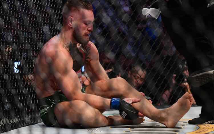 McGregor Alami Patah Kaki dan Kalah dari Dustin Poirier