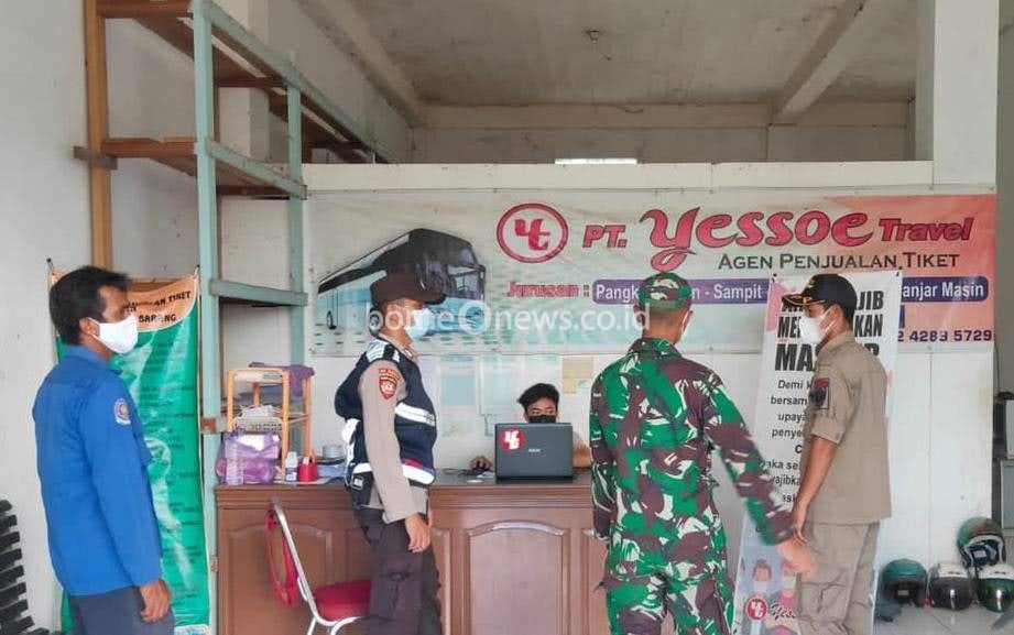 Personel Gabungan Patroli Cegah Covid-19 di Kecamatan Hanau
