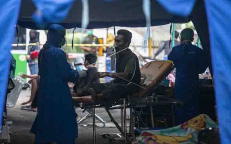 Pasien menjalani perawatan di tenda darurat yang dijadikan ruang Instalasi Gawat Darurat (IGD) di RSUP Sardjito, Sleman, DI Yogyakarta, Rabu (30/6/2021). RSUP Sardjito menambah tenda darurat ruang IGD sebagai langkah antisipasi karena keterbatasan tempat, akibat lonjakan kasus pasien COVID-19 di DIY. (foto : ANTARA FOTO/Hendra Nurdiyansyah/aww.)