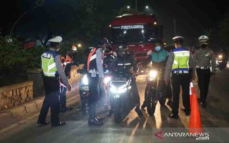 Ilustrasi petugas memeriksa kelengkapan dokumen pengendara yang melintas pos penyekatan mobilitas warga di Jalan Rengas Bandung, Kecamatan Kedungwaringin, Kabupaten Bekasi, Jawa Barat, pada masa PPKM darurat. (foto : ANTARA/Pradita Kurniawan Syah)