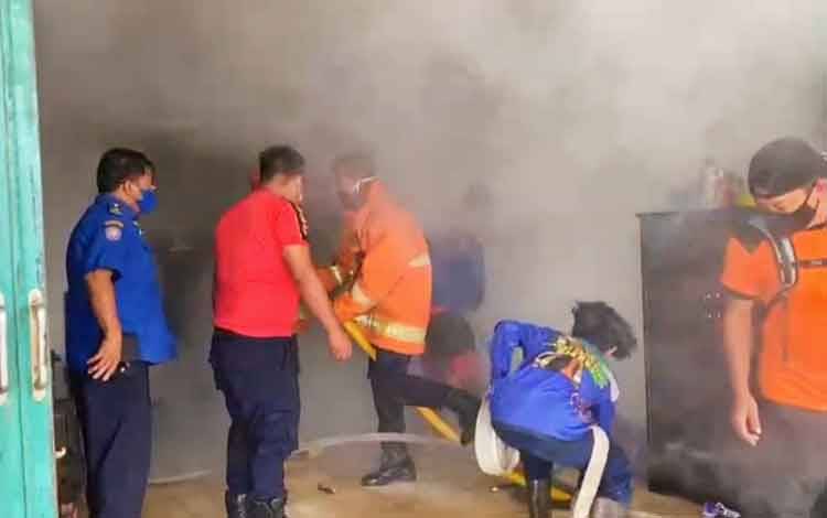 Sebuah Ruko di Jalan Rajawali Terbakar