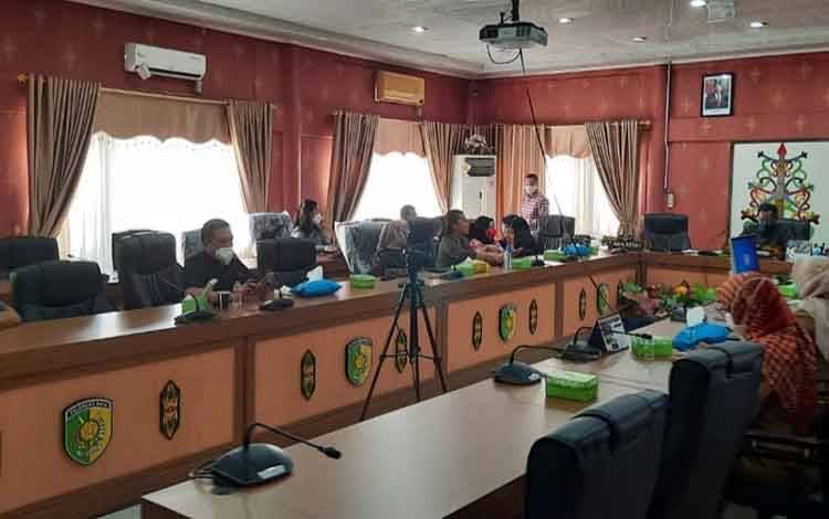 Banggar DPRD Palangka Raya Bahas Sinkronisasi LHP Raperda APBD 2020