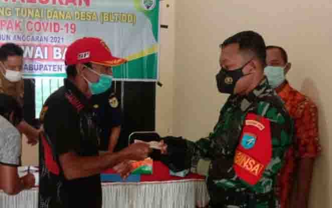 Babinsa Koramil Sepang Kawal Penyaluran BLT DD untuk 72 Keluarga Pra Sejahtera