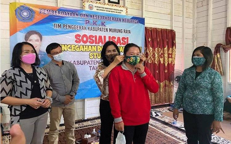 Kepala Disdalduk P2AKB, Dra. Lynda Kristiane saat menyampaikan penyuluhan terkair pernikahan dini dan stunting bagi masyarakat desa Ireng Foto Kecamatan Tanah Siang Selatan.