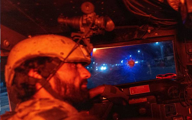 Seorang anggota Pasukan Khusus Afghanistan mengendarai Humvee saat misi tempur melawan Taliban di Provinsi Kandahar, Afghanistan, Minggu (11/7/2021). (ANTARA/Reuters/Danish Siddiqu)