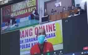 Terdakwa saat menjalani sidang Virtual di PN Palangka Raya, Selasa 13 Juli 2021