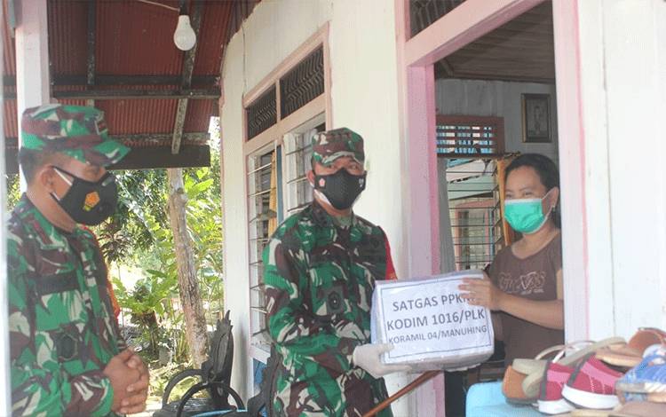 Dandim Palangka Raya Resmikan Perubahan Nama Koramil Sambil Berbagi Sembako