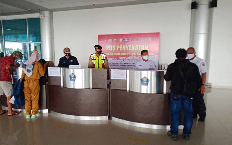 Petugas Perketat di Pos Penyekatan di Bandara Tjilik Riwut?