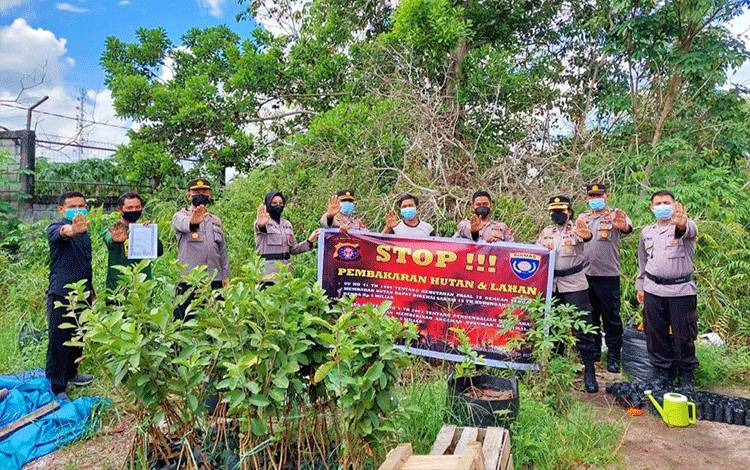 Tim Operasi Bina Karuna Telabang 2021 saat menyambangi lahan masyarakat guna mengingatkan agar tidak membuka lahan dengan cara dibakar.
