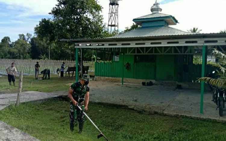 Kodim Kuala Kapuas Lakukan Karya Bakti Sambut HUT Kodam
