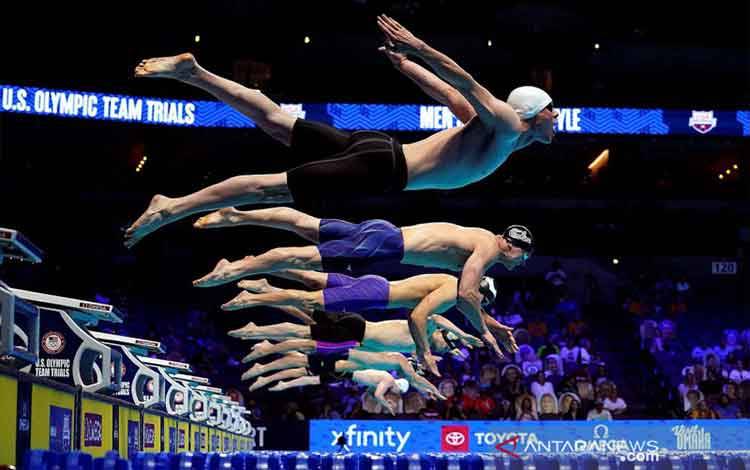 Sejumlah perenang berlaga pada babak kualifikasi nomor Men's 50m Freestyle kompetisi U.S. Olympic Team Trials Swimming di CHI Health Center Omaha, (19/6/2021). ANTARA FOTO/Rob Schumacher-USA TODAY Sport via Reuters/aww.