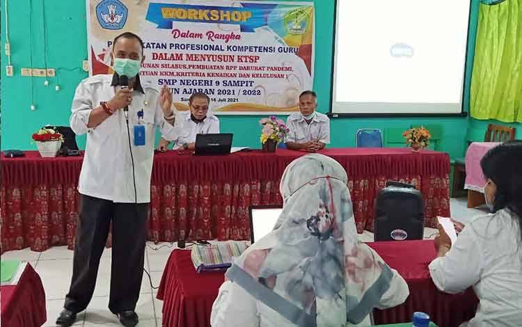 SMPN 9 Sampit Gelar Lokakarya Tingkatkan Profesional Kompetensi Guru
