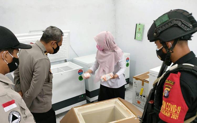 Personel Polres Kobar Laksanakan Pengaman dan Pendampingan Serah Terima Vaksin Covid-19