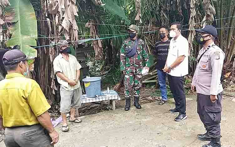 Camat Paku Bersama TNI Polri Pantau Prokes Acara Adat Ngalangkang di Desa Patung