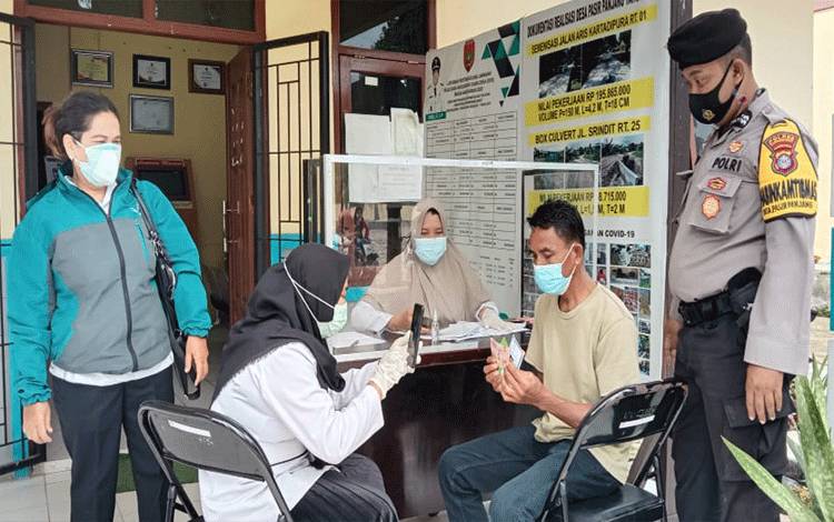 BLT DD di Desa Pasir Panjang, Kecamatan Arut Selatan mulai disalurkan kepada KPM.