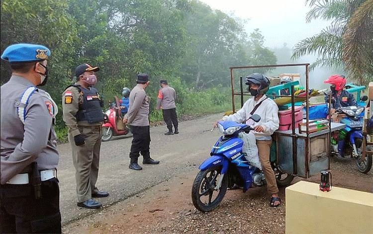 Satgas Covid-19 Awasi Pedagang dari Luar Barito Timur yang Masuk Pasar Bentot