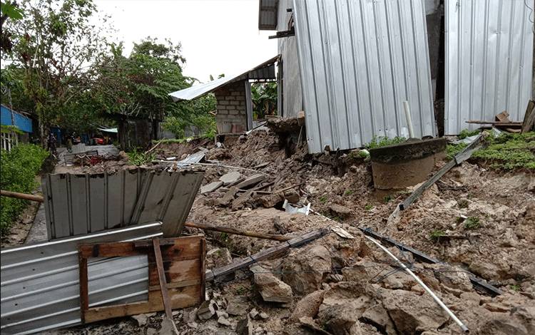 Kondisi Rumah Warga yang Rusak Akibat Tanah Longsor