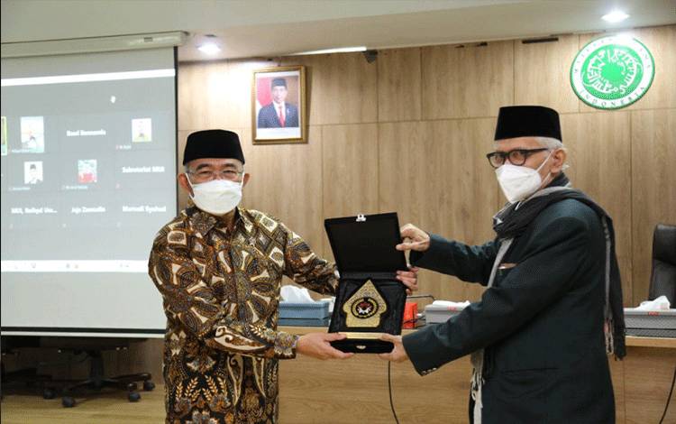 Menteri PMK Muhadjir Effendy (kiri) dan Ketua Umum MUI Miftachul Akyar (kanan) saat keduanya bertemu di Kantor MUI, Jakarta, Rabu (14/7/2021). (ANTARA/HO-Kemenko PMK)