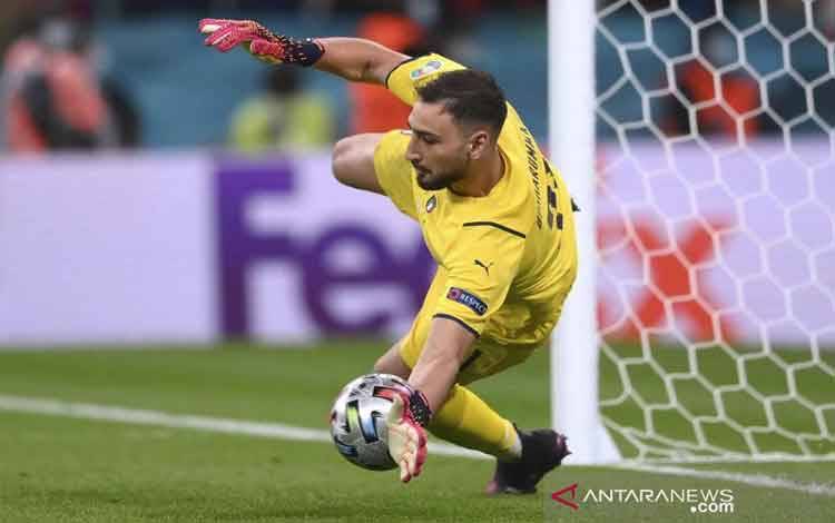 Arsip - Penjaga gawang Italia Gianluigi Donnarumma menahan tendangan penalti dari pemain Spanyol Alvaro Morata pada laga babak semifinal Piala Eropa 2020 di Stadion Wembley, London, Inggris, Selasa (6/7/2021). ANTARA FOTO/Laurence Griffiths/Pool via REUTERS/wsj.