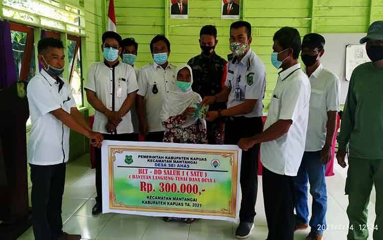 Hadiri Penyaluran BLT-DD di Desa Sei Ahas, Ini Pesan Camat Mantangai
