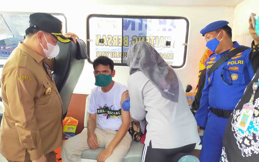 Bupati Kotim Pantau Vaksinasi Covid-19 di Desa Paling Ujung Selatan