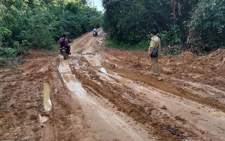 Jalan Poros Antarkecamatan di Pedalaman Kotim Rusak Parah