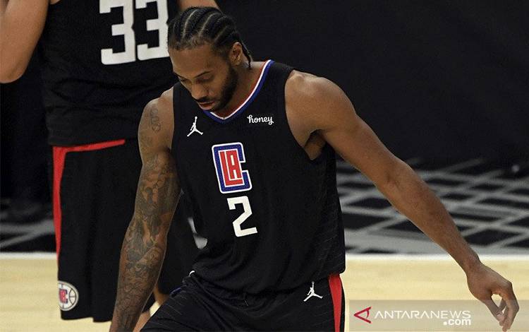 Bintang Los Angeles Clippers Kawhi Leonard saat tampil dalam gim keempat semifinal Wilayah Barat NBA melawan Utah Jazz di Staples Center, California, Amerika Serikat, Senin (14/6/2021) waktu setempat. (ANTARA/AFP/GETTY IMAGES/Kevork Djansezian)