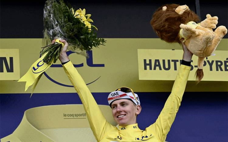 Pogacar Kian Kencang Kenakan Jersey Kuning Usai Juarai Etape 18
