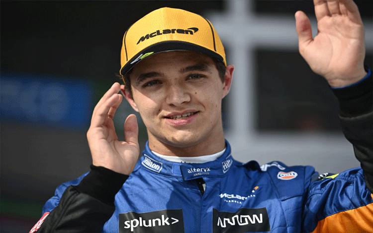 Pebalap tim McLaren Lando Norris melakukan selebrasi setelah finis ketiga di Grand Prix Austria, Sirkuit Red Bull Ring, Spielberg, Austria. (4/7/2021) (ANTARA/REUTERS/Vhristian Bruna)