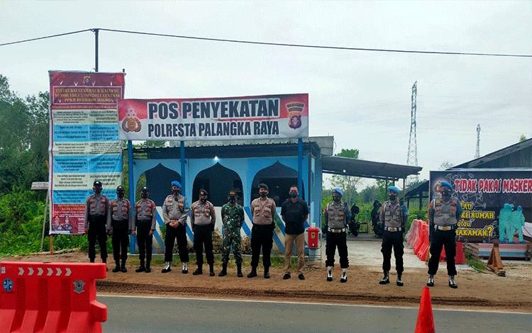Tim Gabungan Sosialisasikan Aturan Masuk Palangka Raya di Posko Penyekatan