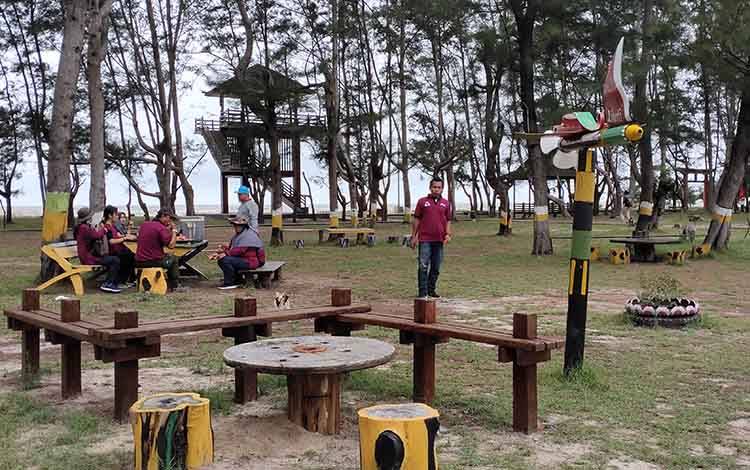 Pengunjung Pantai Sukamara Dibatasi untuk Cegah Covid-19