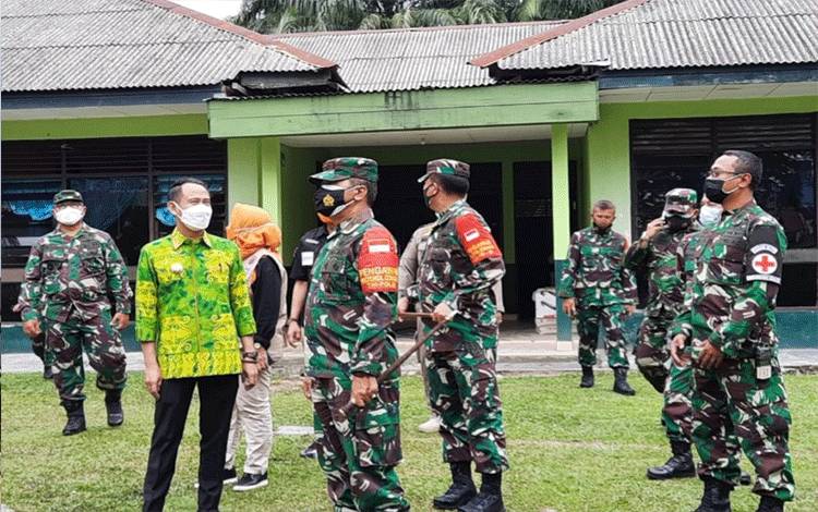 Jajaran TNI Bersama Wali Kota Palangka Raya Cek Kemampuan RS Antisipasi Lonjakan Covid-19