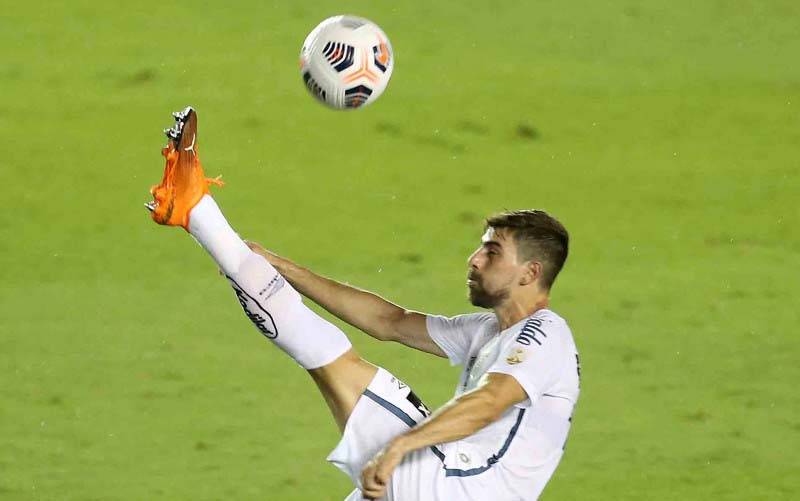 Pemain klub Brazil Santos, Luan Peres saat menghadapi klub Venezuela Deportivo Lara dalam pertandingan putaran kedua Copa Libertadores di Stadion Vila Belmiro, Santos, Brazil, pada 9 Maret 2021. (foto : ANTARA/AFP/Pool/Guilherme Dionizio)