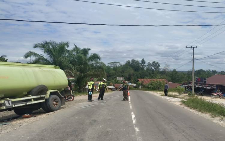 Pengendara Motor Tewas Tabrakan dengan Truk Tangki di Gunung Mas