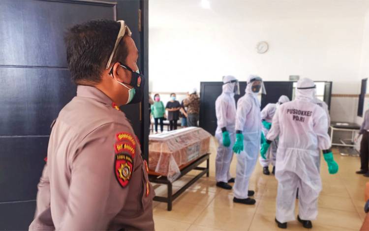 Angka Kematian Meningkat, Polda Kalteng Terjunkan Puluhan Personel Tangani Jenazah Covid-19