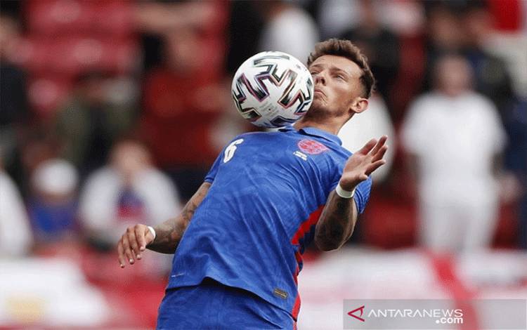 Bek tim nasional Inggris Ben White saat tampil dalam laga pemanasan jelang EURO 2020 melawan Rumania di Stadion Riverside, Middlesbrough, Inggris, Minggu (6/6/2021). (ANTARA/REUTERS/POOL/Lee Smith)