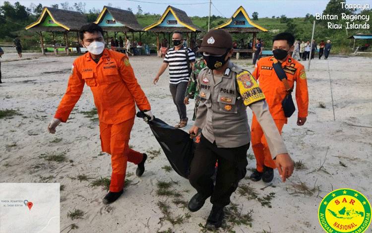 Tim SAR gabungan mengevakuasi jasad Fahsudin Muhti (10) setelah ditemukan tenggelam di kolam bekas galian pasir di Bintan, Kepri, Sabtu (17/7/2021). ANTARA/HO-Humas SAR Tanjungpinang