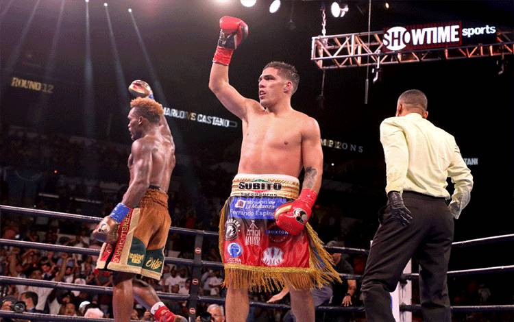 Petinju Jermell Charlo (kiri) dan Brian Castano (kanan) bereaksi setelah pertarungan kelas welter Super mereka di AT&T Center San Antonio, Texas, 17 Juli 2021. Pertarungan Jermell Charlo dan Brian Castano berakhir imbang. ANTARA/Edward A. Ornelas/Getty Images/AFP